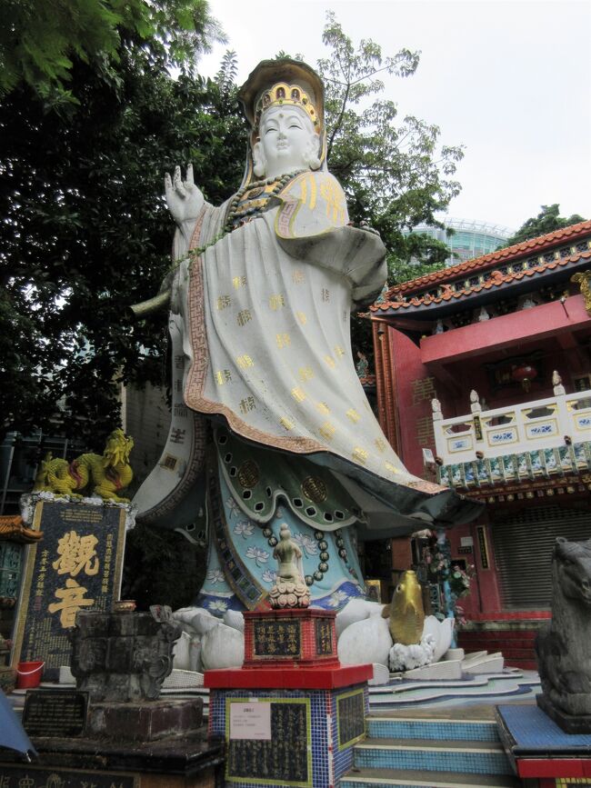 「鎮海樓公園」<br />レパルス ベイにある公園。<br />公園内には「天后廟」を中心に、多くの彫像や橋などがある。<br /><br />『観音風媽祖像』<br />6ｍ位ある媽祖（天后）像は、美しいモザイク造りで海の方を見ています。