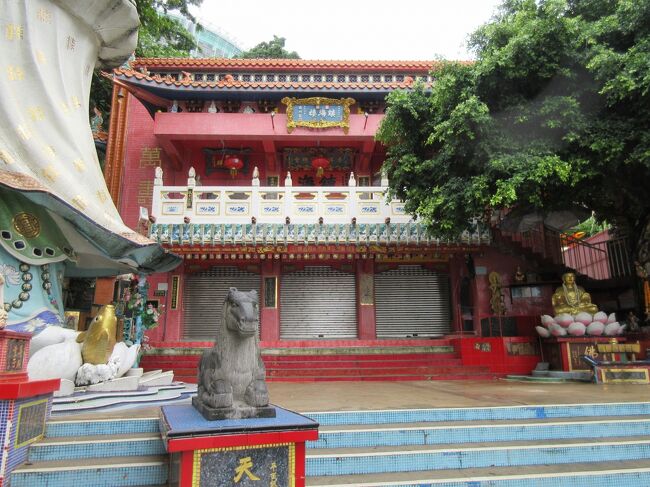 「天后廟 (淺水湾)」<br />『天后』は『媽祖』とも言われて、航海、漁業の守護神として信仰される神様で、それを祀るお宮であって、仏教の『寺院』とは異なるようです。<br /><br />他にも縁起のよい神様がたくさん集まっていることから、香港のパワースポット。
