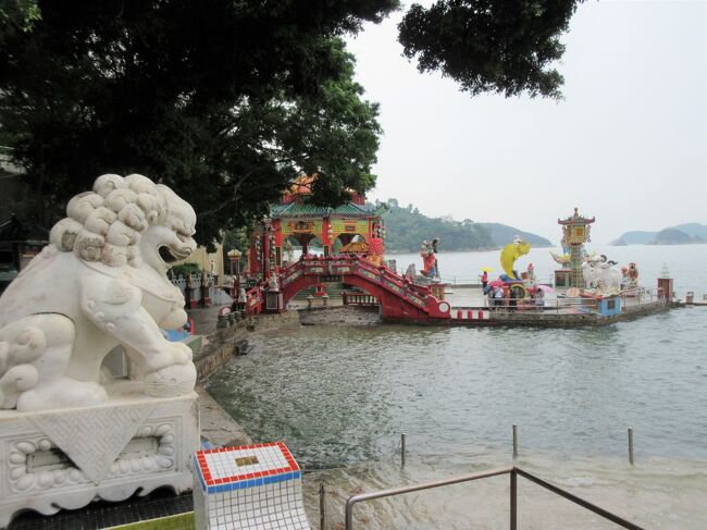 道教の幸運のシンボルとも言われる三頭の羊や狛犬が海の方を見ています。