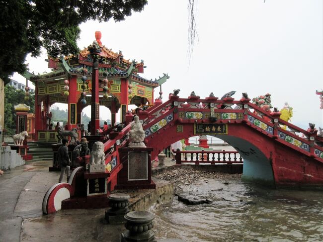 『長寿の橋』<br />橋の左から右へ渡ると寿命が３日延びるそうです。<br /><br />『萬壽亭』<br />橋の隣の建物で、風水で縁起のいい数字「八」に因んだ八角形。そこに霊験あらたかな神々の像が並んでいます。