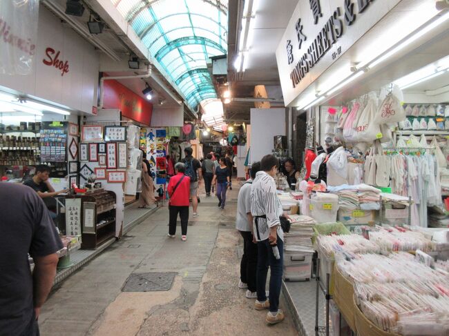 「唐氏貿易公司(Tong's Sheets &amp; Linen Co.)」<br />このようなお店をはじめ、衣類や布製の小物店が多い。