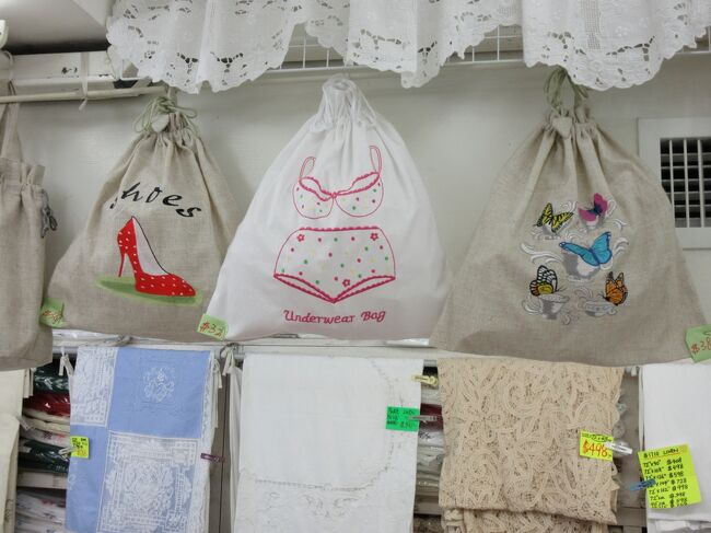 手作り感満載の巾着袋。中身がわかって便利そう。<br />このお店でSwatowの刺繍のハンカチが$16(\240)だって!!　本物だと言うけれど、そんなわけないよね。中国で買ったときはUS$60位したんだから･･･<br />