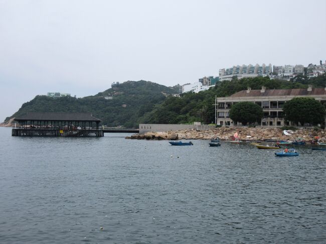 「スタンレー ベイ（赤柱湾）」<br />スタンレーベイに突き出たところに、埠頭があります。<br />右手にある建物が「美利楼（マレー ハウス）」です。