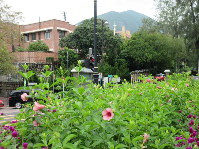 「赤柱大街」<br />スタンレー（赤柱）は、外国人が多い高級住宅街。<br />「赤柱大街」は海岸と平行していて、スタンレーのメインストリート。レストランやカフェもあって、西洋建築が多い。