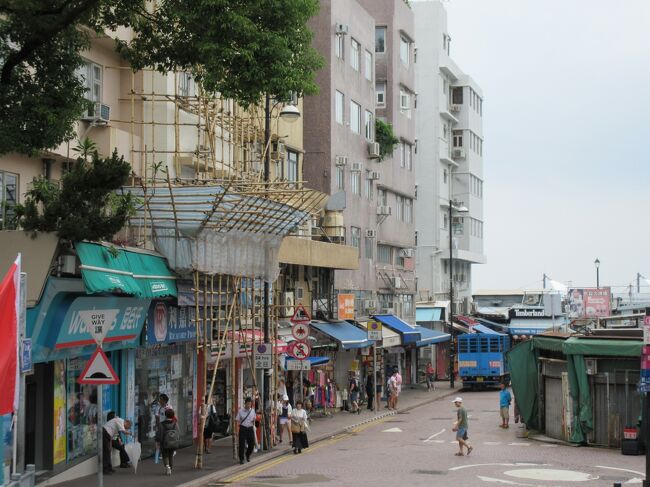 元のロータリーに戻ってきて、ツアーの集合時間になるのを待ちました。<br /><br />これから飲茶の昼食レストランへバスで移動します。