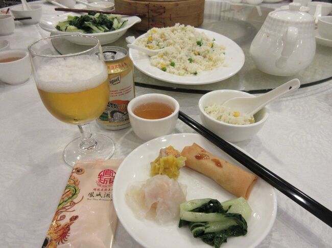 蒸し料理の点心以外に野菜炒め、チャーハンも出ました。<br />中国本土と違って、お茶は有料らしいけど、今回は含まれているとのこと。<br />ビール『San Miguel』(当時HK$35）と共にいただきました。
