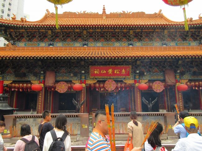 「黄大仙廟 大殿」<br />無料のお線香を3本取って、火をつけてお参りしました。