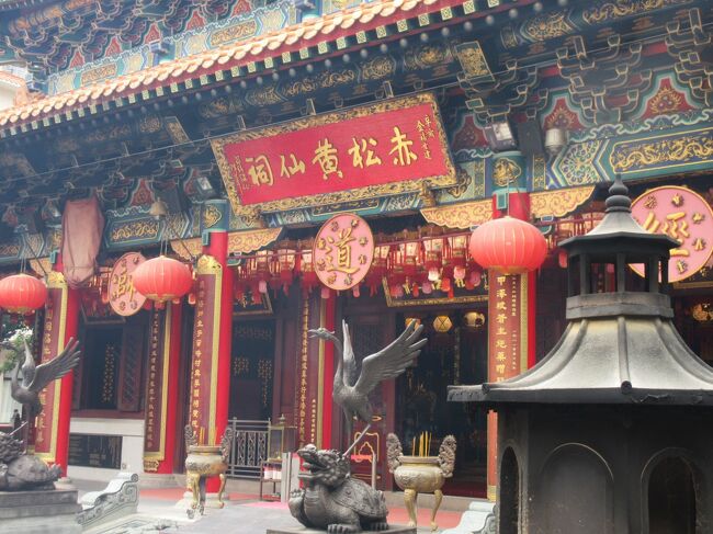 1921年に広州から移築された道教のお寺。<br />どんなことでもかなえてくれると、香港の人は何かあるとお願いしに来るらしい。<br />正月はとても混雑するというのは、日本の初詣と同じですね。<br />
