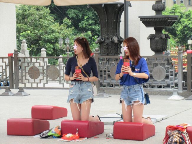 「第一參神平台」<br />おみくじをひいている様子。専用のマットにひざまづいてするんですね。ここまでは無料で、おみくじの結果を聞くのは有料になるみたいです。<br />