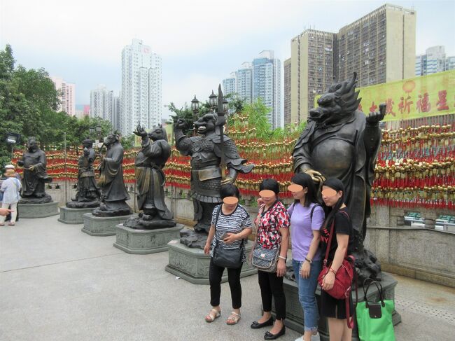 「第二參神平台」<br />十二支それぞれの像が立っていて、自分の像と記念写真を！<br />ただし、「亥（い）」は日本では猪ですが、中国では豚です。