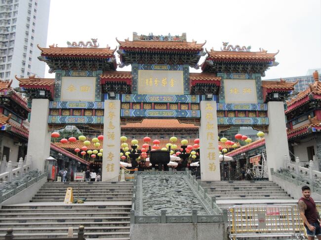 13:15～14:00 「黄大仙」<br />高さ3メートルの門には、陶器製の神々の浮き彫りが施されていて、その先の本堂を守っているそうです。<br /><br />ガイドが前もって説明してくれました。<br />「入り口でお線香をHK$10で売っているけど、敷地内で無料のお線香が置いてありますよ」