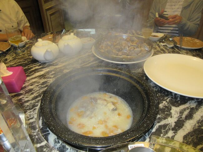 上にタジン鍋のような蓋をして、下から蒸気で食材を蒸す料理の数々です。