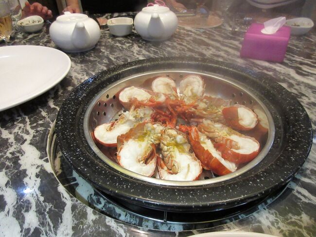 鍋の一番下にたまった、全ての食材の旨みを含んだスープで雑炊を作ってくれました。お米の形もなくなるほどになっていて、絶品でした！<br />ひとりHK$913（当時のレートで 13,695円）でした。<br />残念ながらこの店は、2021年10月現在「閉業」になっていました。<br /><br />　＊＊＊＊＊＊＊＊＊＊＊＊＊＊＊＊＊＊＊＊<br />この続きは、３日目の『ピークタワー・レストランの夕食とシンフォニーオブライツ★香港4日間2018年8月③』 ⇒ https://4travel.jp/travelogue/11716085