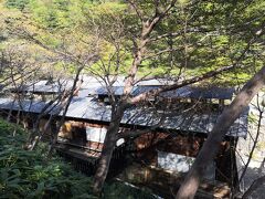 階段の道を下っていくと 鹿の湯が見える