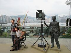 「ガーデン オブ スターズ (星光花園)」
バス停の手前で、有名なブルースリーたちの銅像を見るのに、足の具合が悪い人もいるので、私が代表してひとりで写真を撮ってくるということに。
階段を上っていくと、児童遊具がある広場があって、そのずっと先の方に数体の銅像が見えました。
銅像はとても精巧で、リアルな表情です。