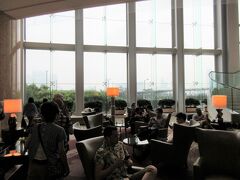 「ザ ラウンジ」
ホテルのラウンジで『アフタヌーン ティー』をしようということになりました。
憧れの３段トレイによるスコーン、プチケーキなどを本格的に味わおう！