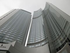 16:00～17:30 「フォーシーズンズ ホテル ホンコン」ホテルランク★★★★★5つ星
ロケーション、施設、スタッフの目配り、サービス、全てにおいて、完璧です。
レストランもミシュランの星を合計８つ獲得していて、ビクトリアハーバーを眺めながら、食事も出来る。
空港からも九龍半島からも交通の便も良いです。中環（セントラル）駅直結で、買い物もIFC（国際金融センター）モールで済ませられるので、とても便利。