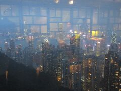 ガラス越しに、ビクトリアピークから見た『シンフォニー オブ ライツ』です。
ガラスの反射と雨で、写りがひどすぎて、ごめんなさい。