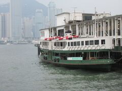 「スターフェリー（天星小輪）」
ここから香港島の中環（セントラル）や湾仔（ワンチャイ）を結ぶフェリーボートがです。
なんと1888年の運行開始。
