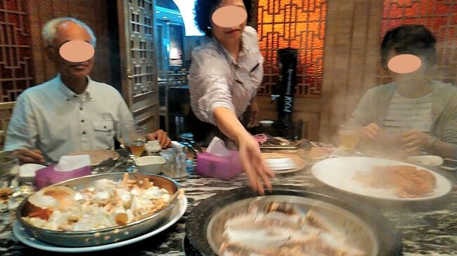 サイドテーブルに10種類以上の薬味などがあります。各自で好みの薬味を選んで醤油に入れて、それに料理をつけて食べます。