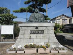 北口駅前には信玄公の像も建っていました。
甲府駅前の像と比べるとこじんまりしていましたが、山梨県らしさが感じられました。

この後、勝沼インターに戻り蓼科高原に向かいました。