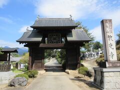 恵林寺から700ｍほどのところに建つ真言宗寺院・放光寺。
花の寺として有名で、前回蓮の花が咲いていた時期に訪れ、拝観者が多かったことを思い出しました。今回観光客が少ない10月の平日午前に訪れたので、拝観者はいませんでした。