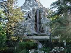 【Matterhorn Bobsleds/FL】(待ち時間：10分未満)
 
記念すべき最初のライドはコチラ。
最初に乗りたいと思った訳でもなんでもなく、歩いていたら山が見えたので行ってみたらそれほど並んでなかったので乗っただけですけどね…。
混雑時には相当並ぶらしいのですが、ファストパスが無いので、朝イチに来るのがいいかも。

もちろん名前の由来は、スイスとイタリアの国境にあるマッターホルン。 
1959年に公開されたウォルト・ディズニー・カンパニー制作の映画『山の上の第三の男』をモチーフにしているんだそう。（観たことある人いるかな？）

世界のディズニーでもここにしかないアトラクションかつ、ディズニー史上最古のコースター。そういえば、…ウン十年前、私が初めて来た時にもこれ、最古だけあって、確かにありました。
これ自体は乗ってないと思うのですが、このアトラクションの上を通ってたロープウェーには乗りました。
ロープウェーがあったこと覚えてる人…いるかな