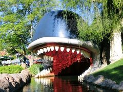 【Storybook Land Canal Boats/ FL】
(待ち時間：ボート待ちの約5分)
 
ボートに乗って、ディズニーの歴代映画をミニチュアで再現した世界を回る、キャストの説明付きの子供向けアトラクション。
ジャングルクルーズのキッズ向けファンタジーバージョンみたいな感じ。
子供向けなのに、このクジラに入って行くのが怖くて隣の子供がギャン泣きしてました