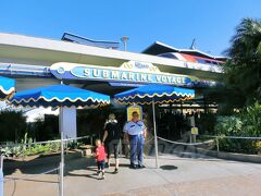 【Finding Nemo Submarine Voyage/TL】(待ち時間:無)
 
潜水艦型ライドに乗り込み、映画に登場したキャラクターとニモを助けに向かいます。
元々あった(昔乗った)アトラクション「Submarine Voyage」をリニューアルして2007年にオープン。