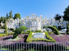 【It's a Small World/ FL】(待ち時間：無)
 
言わずと知れた、ディズニーを代表するアトラクション(だと私は思っている)。
実はコレ大好きなんですよね～。というのも昔『宝塚ファミリーランド』という遊園地が兵庫県宝塚市にあったのですが、これのもろパクリとしか思えないアトラクション、その名も【宝塚大人形館『世界はひとつ』】があって、行く度に乗ってたから。(;^_^A
 
にしても、子供の頃は特に気にせず乗ってたけど、小学生の卒業作品ですらチェック入れてるあの厳しいディズニーのもろパクリをあんなに堂々とやってのけてて大丈夫だったんだろうか…。
 
確かスペースマウンテンのパクリみたいなのもあったと思うんだけど…まさか…閉演した理由って…