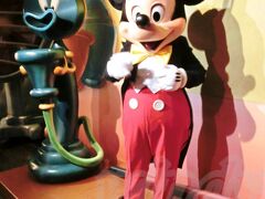 【Mickey's House and Meet Mickey /TT】
(待ち時間:奇跡の10分未満)

言わずと知れた説明不要の世界で最も有名なネズミのおうちが、ここToontownにはあり、運よくグリーティングタイムに遭遇！！
ディズニーへの思い入れなんて特に無いはずなのに、ミッキーへのテンションが高すぎて、写真がブレブレです(;^_^A。
 …自分たちのはカメラマンさんにちゃんと撮って頂きました。 

いや～、もしものミッキー遭遇のために、サイン帳の1ページ目を開けておいて良かった。(ごめんグーフィー)
それにしても、ミッキーって小さいよね。
こんだけ小さいと中の人たいへ・・・・、あ、いや、なんでも無い。