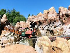 【Big Thunder Mountain Railroad/ FRL】(待ち時間：20分未満)
東京でもおなじみ、ゴールドラッシュ後の廃鉱を暴走する鉱山列車をイメージしたローラーコースター。
並ぶと思ってファストパス取りにきたんですが、20分って書いてたので、じゃあもう、並んじゃうかってことで乗っちゃいました。爽快～☆
 
この後、 It's a Small Worldと並んで私が絶対に乗る、カリブの海賊こと
『Pirates of the Caribbean』に行ったのですが、残念なことに、長期休館中。気を取り直して近くの『The Haunted Mansion』に行ったらハロウィン特別仕様期間になってるせいか、待ち時間50分ぐらいあったので、ファストパスを取り、別のアトラクションへ移動しました。