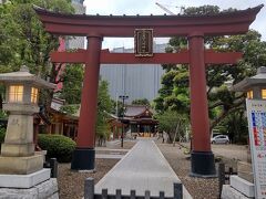 ●蒲田八幡神社＠東急ステイ蒲田界隈

都会の中の神社です。
周囲は、高い建物です。
現在、16:32。
灯籠に明かりが入っていますね。

