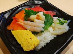 ●部屋にて＠東急ステイ蒲田

京急蒲田駅近くのライフで、晩御飯を買いました。
もう寝るだけなので、軽く、小さめの海鮮丼を頂きました。
