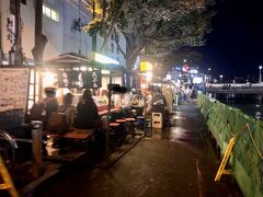 ラーメンを食べた後、那珂川沿いの中洲屋台街を散策しました。
どの屋台も、お客で席がいっぱいです。