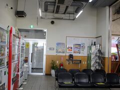 賢明な皆さん、もうお分かりですね。
今回もさとぴ。さんの旅行記をパクってみました！
https://4travel.jp/travelogue/11638102
だからちゃーんと、乗った列車の時刻も合わせたんですよ。

さとぴ師匠の旅行記には、10:51にコインロッカーに荷物を預けるって書いてあります。
ロッカーはどこ？
お姉さんに聞いたら奥ですよって、そのままドアの先に行ったらトイレでした。
あ、右の方にある。
ラッコを見つけるのが下手な人はロッカーを見つけるのも下手らしい。
