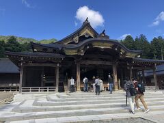 美しい神社です。

参拝後に、本殿近くからロープウェイのりば行きシャトルバスに乗車します。