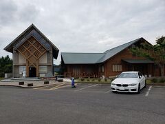 こちらが杉原千畝記念館です。記念館は左の建物で右は研修棟で入れませんでした。中は撮影禁止ですが、杉原千畝に対してだけではなくヨーロッパのユダヤ人やナチスドイツの行い、彼によって助けられた人々とヨーロッパに残らざるを得なかった人々のその後について、日本を経由した際の敦賀や神戸でのユダヤ人の出来事などとても多くの事を学べます。表記は日本語・英語の他ヘブライ語でも書かれていてイスラエル人が訪問することを前提とした造りになっていました。
そのほかにも当時のリトアニアの臨時首都、カウナスに置かれていた日本領事館の執務室を再現した部屋があり、当時のカウナスの様子も学べます。
「大したことをしたわけではない。当然のことをしただけです。」という言葉は彼の立場を考えると決して簡単にいえる・行える言葉ではなくとても深い言葉だと思います。