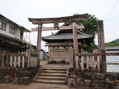 八百津町中心部には熊野神社がありました。鳥居と社殿の間には珍しい目隠門があり、この門が特徴の神社の様です。
創建不明の由緒ある神社だそうです。