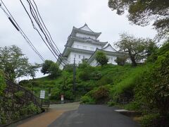 天守閣に向かって坂を登ります。