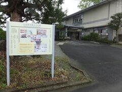 二の丸広場の端っこに箱根口への道があります。
その分岐点に郷土資料館がありました。入館無料とのことで入ってみました。
資料いっぱいで、昔の鉄道の発達史がなかなか興味深かったです。