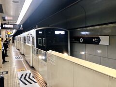 福岡市地下鉄 空港線の、中洲川端から、博多駅までの2区間、乗車しました。
ホームには安全柵が設けられていました。

車内に入ると、博多弁があっちこっちで聞こえて来て、博多に来たんだなぁ～って、実感します。