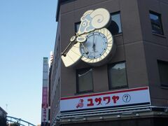 ●ユザワヤ＠JR蒲田駅界隈

皆さん、ユザワヤはご存知でしょうか？
HPによると、「手作りホビー材料の大型専門店」なんだそうです。
この時計からわかるように、手芸屋さんのようです。
全く手芸をしないので、無知でしたが、蒲田が本社で、全国的にも超有名なんだそうです。
後日、阪急の梅田駅界隈で見かけました。