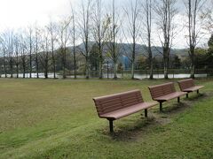 軽井沢駅周辺を散策するために車を停めた矢ヶ崎公園。
軽井沢駅から歩いて5分ほどのところに造られている公園です。大きな池とコンサートに利用される大賀ホール、児童遊具やベンチが設置されたエリアから成り立っています。広々とした2時間まで無料の駐車場もあり、軽井沢駅周辺を散策する場合はとても助かります。ちなみに公園向かいに造られている駐車場は1日1000円でした。