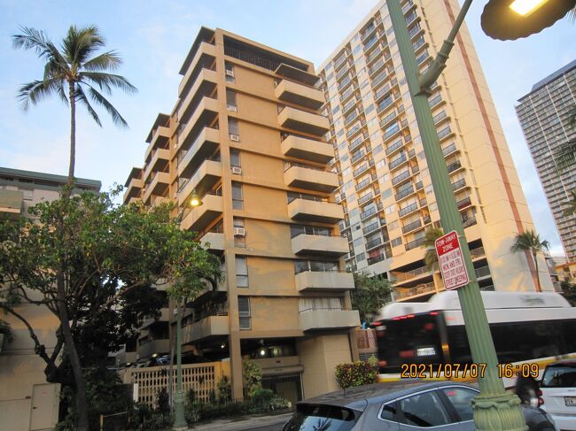 何か目印をつけておけば<br />例えば<br />。。。<br />EXCEPT STATE HOLIDAYS<br />州の祝日を除く<br />月・金曜日<br />掃除します