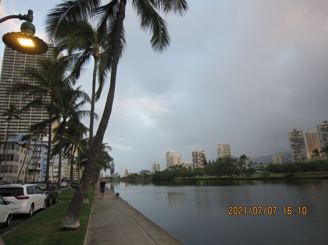 ワイキキの北側から西側を囲むように造られたアラワイ運河。その橋の上に立つと、右側にはホテルやコンドミニアムの数々、左側にはゴルフコースが見え、正面にはダイヤモンドヘッドの姿が目に入ってきます。遊歩道が整備され、ジョギングや散歩を楽しむ人々で賑わうこのアラワイ運河は、いつ、どういった目的で造られたものなのか、少し歴史を紐解いてみましょう。