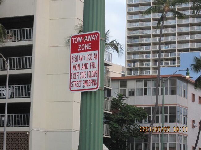  towawayは「強制撤去、レッカー移動」なぜ<br />毎週月曜と金曜の午前8時30分～11時30分は道路清掃車が通るので利用できません。この時間に駐車していると駐車違反としてレッカーされます。<br /><br />さて前の続き<br />運河建設のはじまり<br />ワイキキの東、ホノルル動物園の前にあたるカパフル通りからアラモアナパークに至るまで、全長およそ2マイル（3.2km）、幅51m～83mと大きな運河の建設が始まりました。現在は泥などが溜まり深さはまちまちですが、施工当時は約3m～7mもの深さで造られています。山からワイキキに流れてきていた川の水は運河に流されるようになり、また、掘り出された土砂を使って水田や池などが埋め立てられ、1924年に一旦工事が終わりとなりますが、さらに拡張する必要があったため、1928年に最終的に運河は完成となりました。出来立ての運河では、人々が魚釣りやボート遊びを楽しむ姿も見られました。