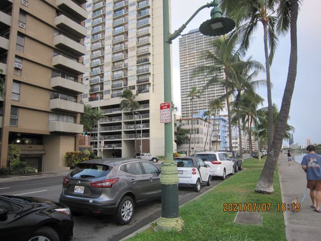 アラワイ通り<br />運河の完成が近づく1925年、運河の名前が公募されました。12件の応募があり、Aloha Channel（アロハ運河）、Ka wai lana malie（穏やかに流れる水）、 Manoloa(長い運河)、 Wailana(静かな水)といった名前が寄せられました。選考の結果、当時のホノルル市長John H. Wilson氏の妻Jennie夫人による「Ala Wai」（水の道の意味）に決定となりました。皆さんなら、どんな名前を付けますか？<br /><br />運河が完成した後のワイキキ<br />タロ畑や水田は姿を消し、ワイキキ全体で建物の建築が可能になった新生ワイキキの土地の価格は、一気に8倍にも跳ね上がりました。そんな中、1927年には大型豪華客船マロロが就航、同時にロイヤル・ハワイアン・ホテルの開業と続き、ワイキキは観光地として一気に花開いていきます。