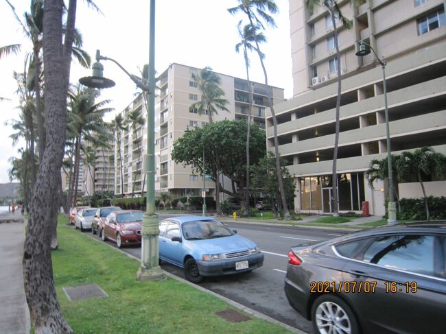 右<br />フェアウェイ ヴィラ<br />4階まで駐車場があります。<br />最新のcondominiumには2台置ける駐車場がある物件も<br />