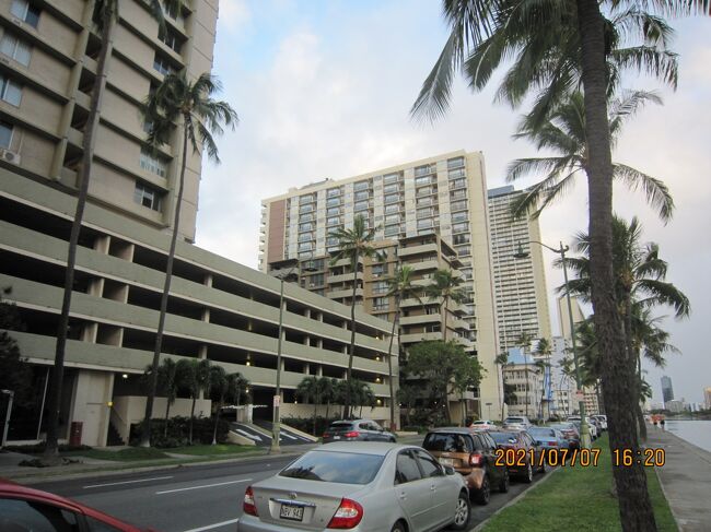 左<br />フェアウェイ ヴィラ<br />集合住宅